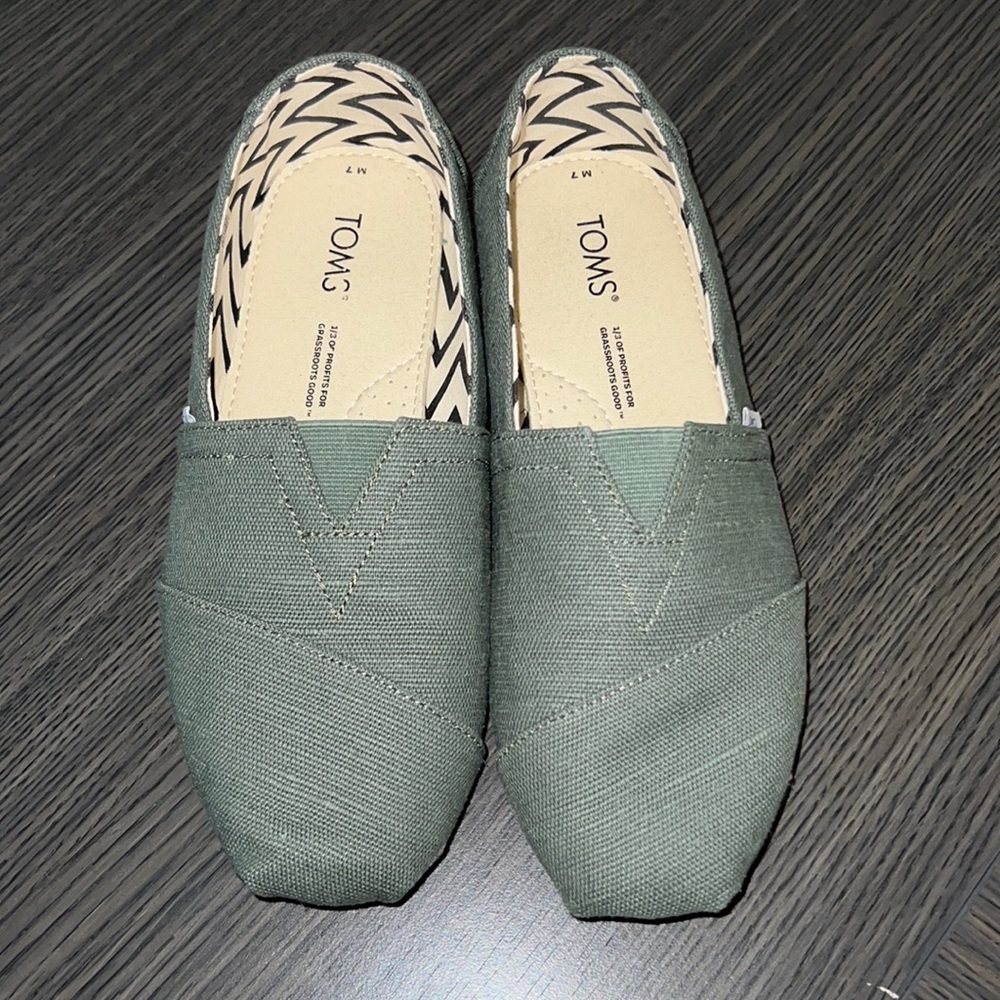 Tom’s greenish / teal color flats